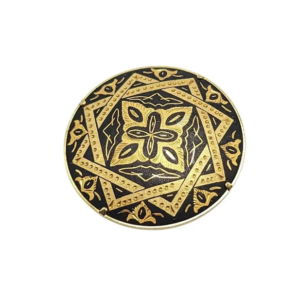 1940s Gold Tone Damascene Floral Round Pin Brooch Trombone Clasp Vintage - Picture 2 of 4